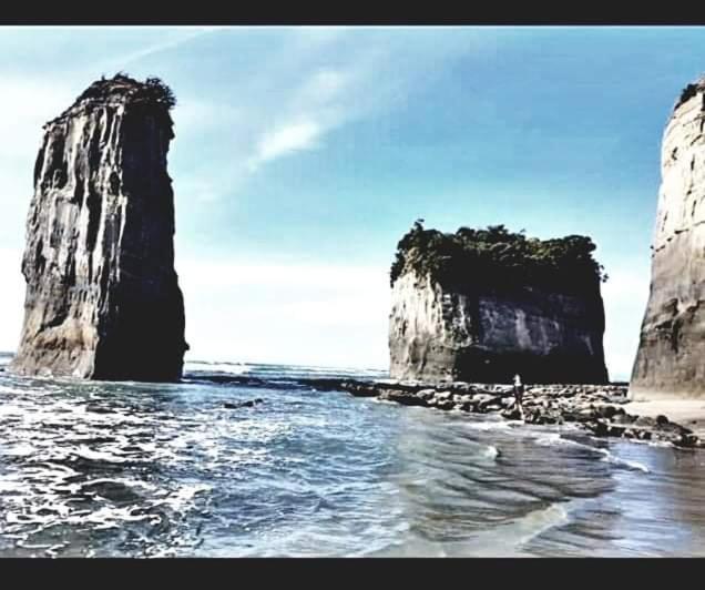 Отель The Hole In The Rock Yurt Cape Foulwind Экстерьер фото